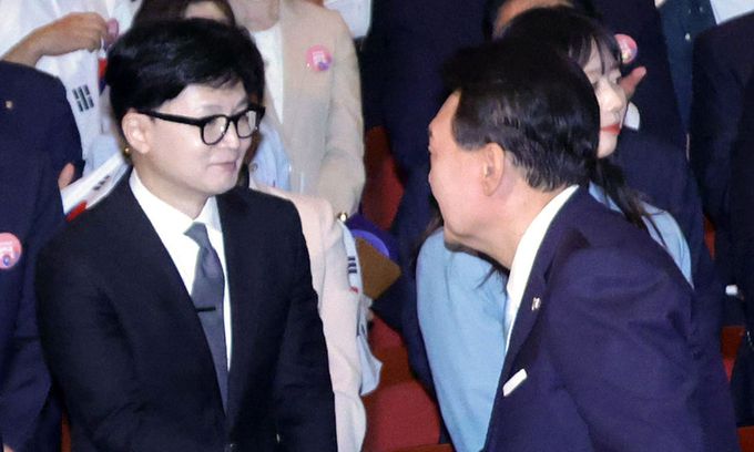 윤석열 대통령이 15일 서울 종로구 세종문화회관에서 열린 제79주년 광복절 경축식에서 퇴장하며 국민의힘 한동훈 대표와 악수하고 있다. 대통령실통신사진기자단