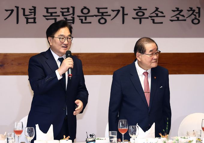 우원식 국회의장이 15일 서울 여의도 국회에서 79주년 광복절 기념 독립운동가 후손 초청 오찬에 참석하며 발언하고 있다. 오른쪽은 이종찬 광복회장. 뉴스1