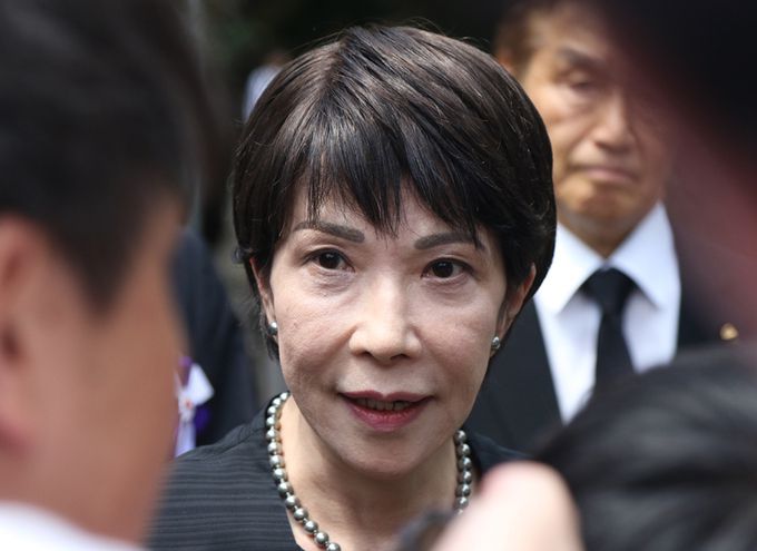 다카이치 사나에 일본 경제안보담당상이 일본 패전일인 15일 태평양전쟁 A급 전범이 합사된 도쿄 지요다구 야스쿠니신사를 참배한 후 기자들의 질문에 답하고 있다. 연합뉴스