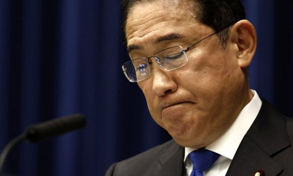 기시다 후미오 일본 총리가 지난 14일 자민당 총재 연임 도전 포기를 발표하는 기자회견 도중 침통한 표정을 짓고 있다. AP연합뉴스