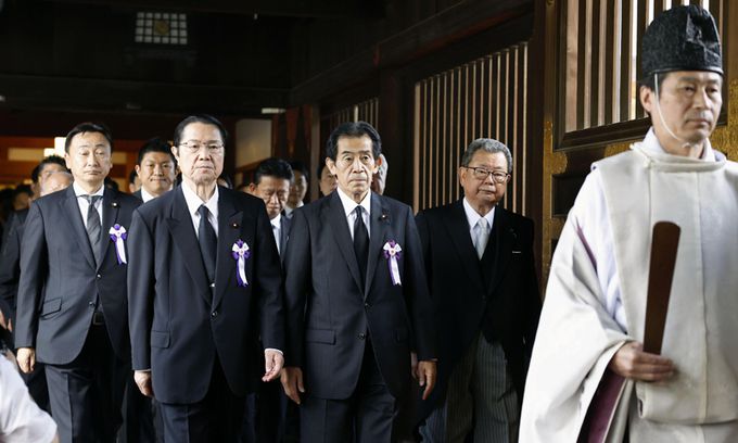 日 의원 80여명, 야스쿠니 집단 참배 일본 자민당의 아이자와 이치로 의원(가운데) 등 ‘다함께 야스쿠니신사에 참배하는 국회의원 모임’ 소속 의원들이 15일 패전일을 맞아 A급 전범이 합사된 도쿄 야스쿠니신사에서 참배를 마치고 나오고 있다. 도쿄=AP연합뉴스