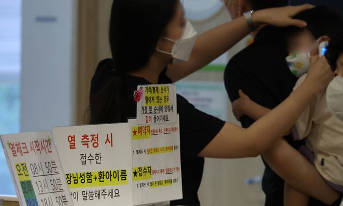 지난 13일 성북구 성북우리아이들병원이 의료진이 체온을 재고 있다. 최근 전국적으로 코로나19 재확진자가 늘어나면서 일부 지역에서는 어린이 환자도 많이 늘어나고 있다. 연합뉴스