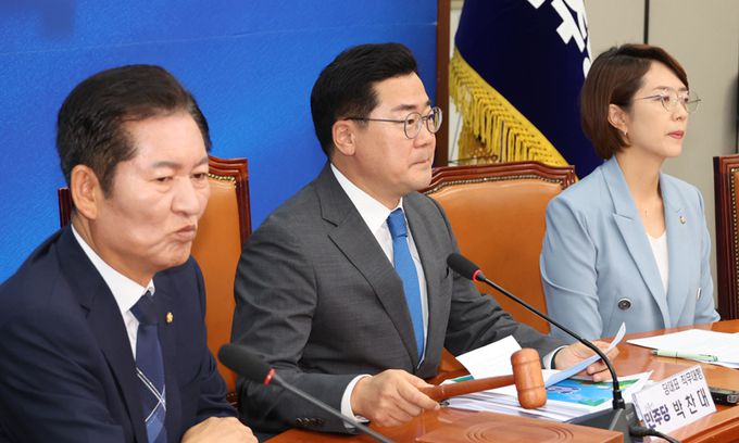 더불어민주당 박찬대 당대표 직무대행 겸 원내대표가 16일 국회에서 열린 최고위원회의를 주재하고 있다. 연합뉴스