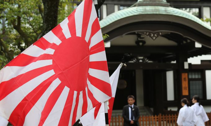 일본 패전일인 15일 태평양전쟁 A급 전범이 합사된 도쿄 지요다구 야스쿠니신사에 욱일기가 게양되어 있다. 연합뉴스