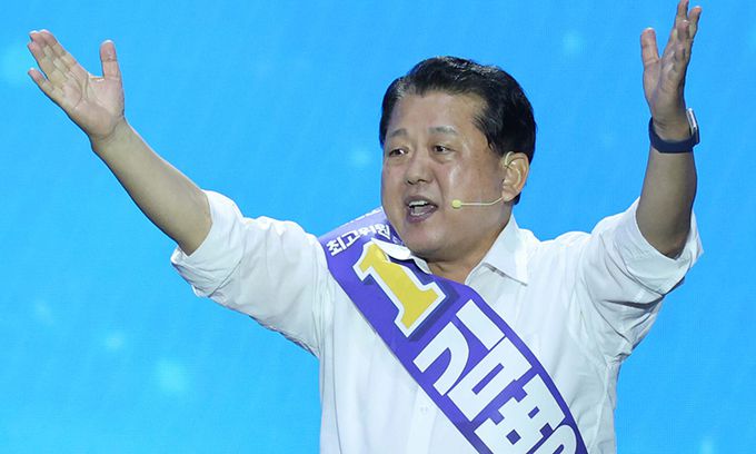 더불어민주당 김병주 의원이 18일 서울 송파구 KSPO DOME(올림픽체조경기장)에서 열린 더불어민주당 제1차 정기전국당원대회에서 정견발표를 하고 있다. 공동취재사진