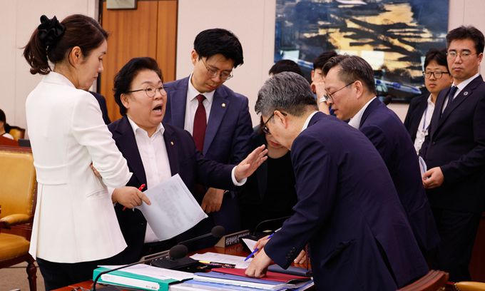 국회 교육위원회 문정복 더불어민주당 간사와 강선우 의원, 조정훈 국민의힘 간사와 김미애 의원이 지난 16일 서울 여의도 국회에서 열린 '의대 정원 증원에 따른 의과대학 교육 점검 연석 청문회' 정회 후 의과대학 정원 배정심사위원회 회의록 폐기와 관련 오석환 교육부 차관, 심민철 인재정책기획관과 대화하고 있다. 뉴스1
