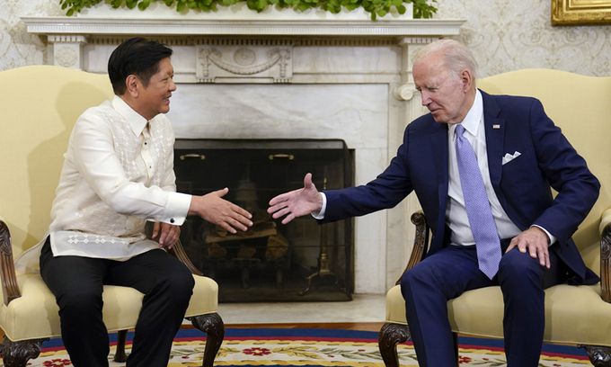 지난 2023년 5월 1일 조 바이든 미국 대통령(오른쪽)과 페르디난드 마르코스 주니어 필리핀 대통령이 악수하고 있다. AP연합뉴스