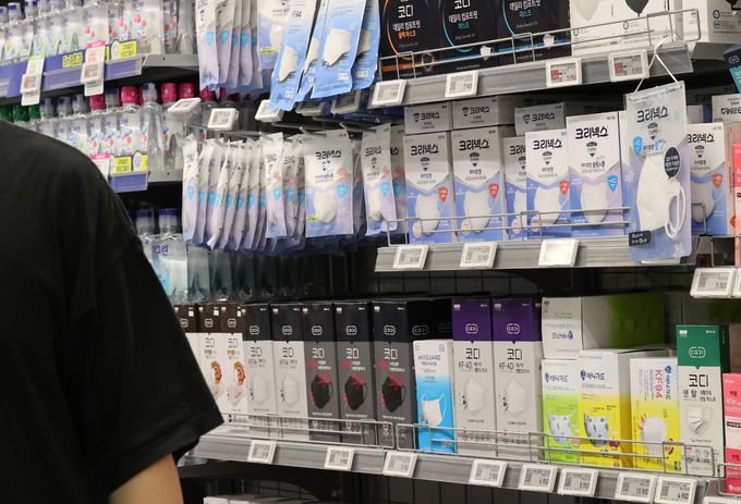 코로나19가 재확산하고 있는 19일 서울의 한 대형마트에 일회용 마스크가 진열돼 있다. 마스크 착용 의무는 모두 해제됐으나 방역 당국은 증상이 있으면 마스크를 착용할 것을 권고하고 있다. 연합뉴스