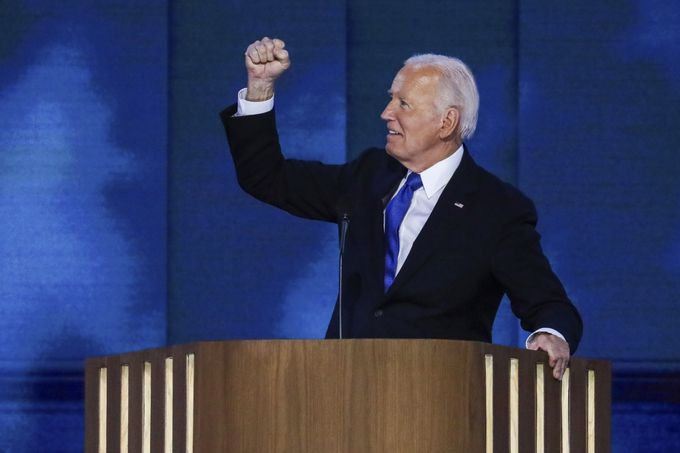 조 바이든 미국 대통령이 19일(현지시간) 일리노이주 시카고의 유나이티드 센터에서 열린 민주당 전당대회(DNS) 첫날 연사로 나와 연설에 앞서 주먹을 들어 보이고 있다. 바이든 대통령은 "민주주의를 수호해야 하므로 기꺼이 물러날 수 있었다"라면서 "트럼프를 이겨 달라"라고 당부했다. AP뉴시스