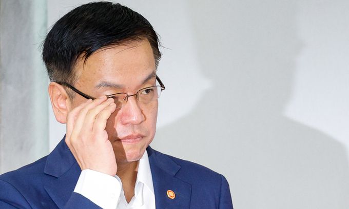 최상목 경제부총리 겸 기획재정부 장관이 20일 서울 여의도 국회에서 열린 2025년도 예산안 관련 당·정협의회에 참석해 안경을 고쳐쓰고 있다. 뉴스1