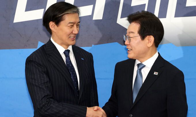 이재명(오른쪽) 더불어민주당 대표가 21일 서울 여의도 국회에서 조국 조국혁신당 대표를 예방해 기념촬영을 하고 있다. 뉴시스