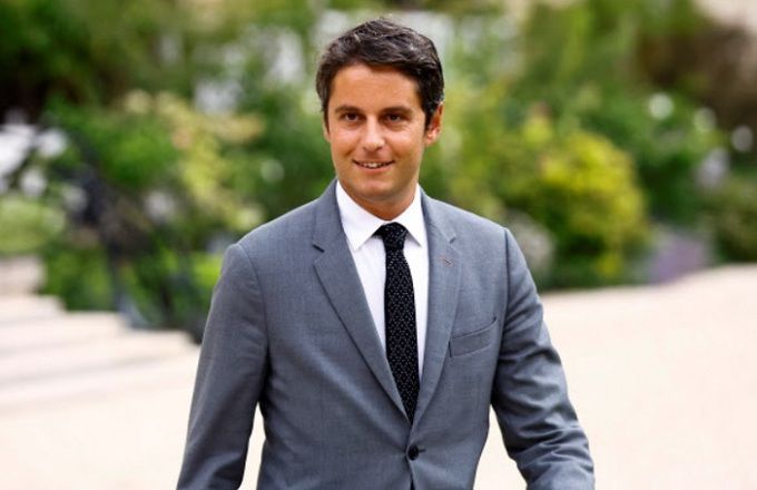 가브리엘 아탈 프랑스 총리가 23일(현지시간) 에마뉘엘 마크롱 대통령과의 만남이 끝난 뒤 엘리제궁을 나서고 있다. 아탈은 7월 총선에서 중도 집권당이 패한 뒤 사의를 표명한 상태다. 하지만 최근 차기 총리 후보자들의 선호도를 묻는 여론조사에서 1위를 차지하는 등 국민들 사이에 여전히 인기가 좋은 편이다. 로이터연합뉴스