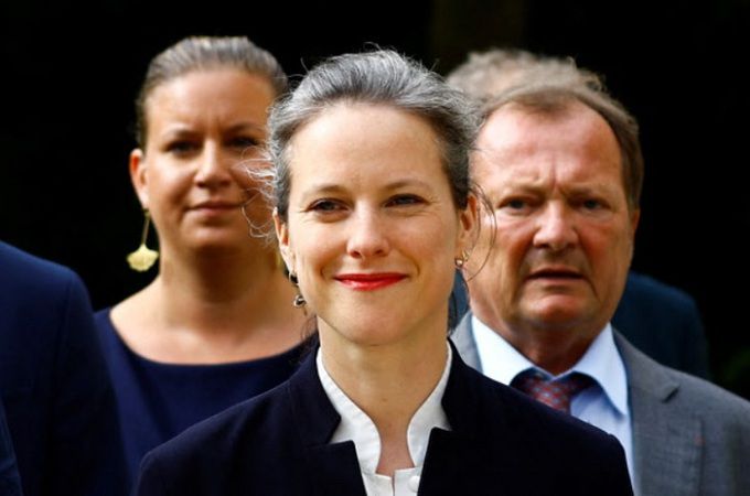 루시 카스테트 프랑스 파리시 재정국장(가운데)이 23일(현지시간) 에마뉘엘 마크롱 대통령과 만나기 위해 엘리제궁으로 향하고 있다. 7월 총선 결과 프랑스 하원의 1당이 된 좌파 연합 NFP는 카스테트를 새 정부 총리에 임명할 것을 마크롱에게 요구하고 있다. 로이터연합뉴스