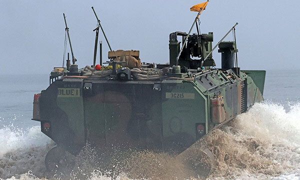 한미 해군·해병대가 경북 포항 일대에서 연합상륙훈련인 2024년 쌍룡훈련을 하는 가운데 25일 포항 해안에서 미 해병대의 최신 차륜형 상륙장갑차 ACV가 바다로 돌진하고 있다. 연합뉴스