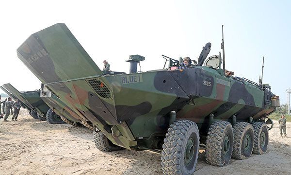 한미 해군·해병대가 경북 포항 일대에서 연합상륙훈련인 2024년 쌍룡훈련을 하는 가운데 25일 포항 해안에서 미 해병대의 최신 차륜형 상륙장갑차 ACV에 탄 해병대원들이 함정 탑재 훈련을 준비하고 있다. 연합뉴스
