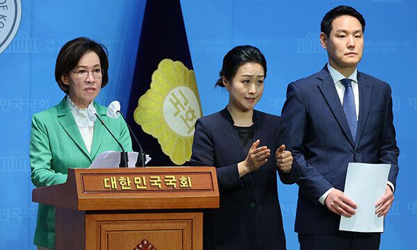 국회 여성가족위원회 이인선 위원장(가운데)이 27일 국회 소통관에서 딥페이크 유포 범죄 관련 기자회견을 하고 있다. 연합뉴스