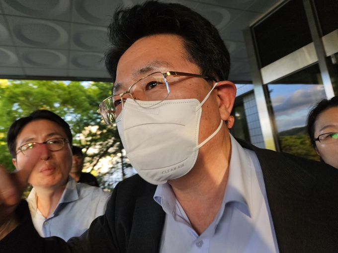 박영민 영풍 석포제련소 대표이사가 28일 영장실질심사를 받고 대구지법 안동지원을 빠져나오고 있다. 영풍 석포제련소에선 각종 산업재해로 근로자들이 잇달아 숨졌다. 안동=연합뉴스