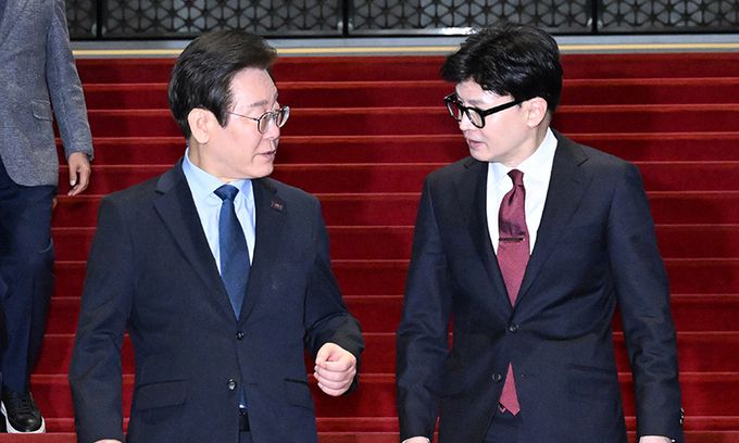 한동훈 국민의힘 대표와 이재명 더불어민주당 대표가 1일 서울 여의도 국회에서 가진 대표 회담을 마친 뒤 국회를 나서고 있다. 이재문 기자