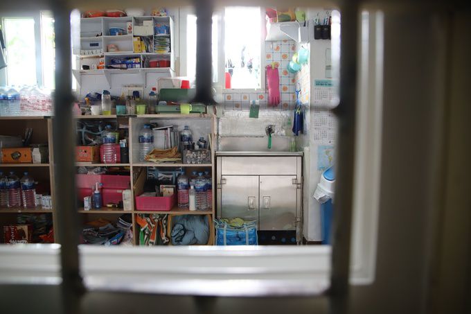 지난 8월 23일 충남 천안교도소 수용동의 한 혼거실을 창문 너머로 바라본 모습. 정원이 6명인 4.5평(15.48m²) 남짓의 크기인 방을 현재 7∼8명이 사용하고 있다. 관물대, 각종 소지품이 차지하는 공간을 제외하면 1명에게 돌아가는 공간은 0.5평도 안 되는 셈이다. 천안교도소 제공