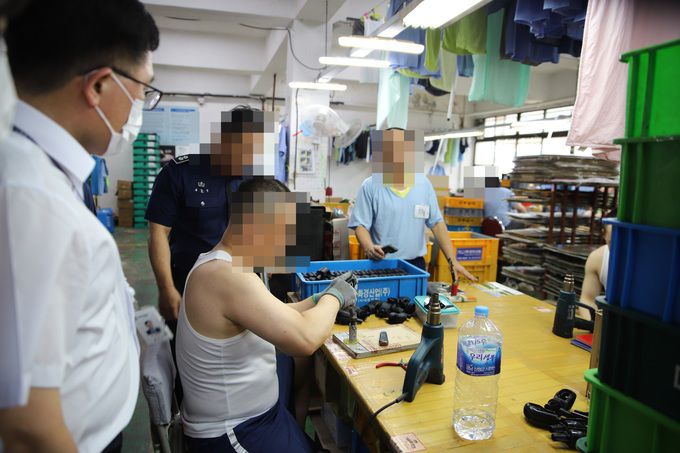 지난 8월 23일 충남 천안교도소 작업장에서 한 재소자가 자동차 ‘기어봉’에 가죽을 입히는 작업에 열중하고 있다. 천안교도소 제공
