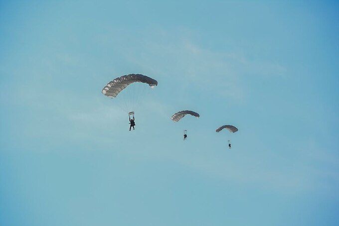 지난 1일 포항 독석리 해안 일대에서 공군 C-130 수송기에서 낙하산으로 공정돌격을 실시하고 있다.