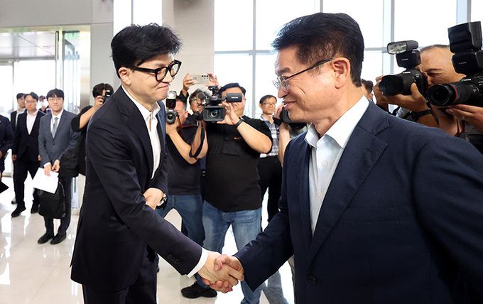 한동훈 국민의힘 대표와 이철우 경북도지사가 3일 오후 경북 구미시 새마을테마공원을 찾아 악수하고 있다. 구미=뉴시스