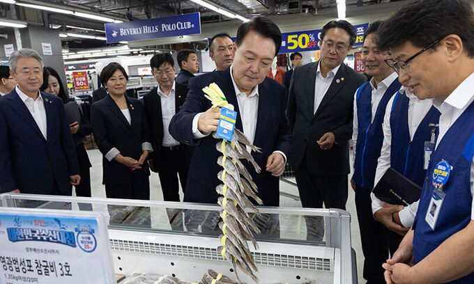 尹, 추석 물가 점검 윤석열 대통령이 추석 명절을 앞두고 3일 추석 물가 점검 차 서울 도봉구 농협 하나로마트 창동점을 찾아 수산물 코너에서 굴비 가격을 살피고 있다. 대통령실 제공
