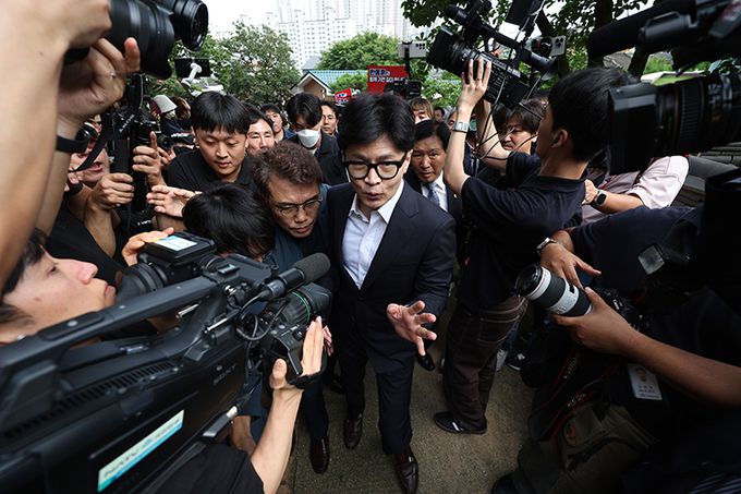 국민의힘 한동훈 대표가 3일 오후 경북 구미시 상모동 박정희 전 대통령 생가를 방문하고 있다. 구미=연합뉴스