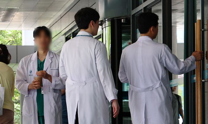 서울 한 대형병원에서 의료진이 이동하고 있다. 뉴스1