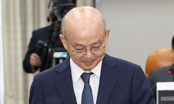 안창호 국가인권위원장 후보자가 3일 서울 여의도 국회 운영위원회에서 열린 인사청문회에서 박찬대 위원장에게 선서문을 전달한 뒤 후보자석으로 돌아가고 있다. 연합뉴스