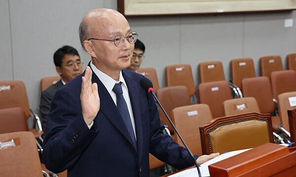 3일 오전 서울 여의도 국회에서 열린 운영위원회 전체회의 국가인권위원회 위원장 후보자 인사청문회에서 안창호 후보자가 선서하고 있다. 뉴시스