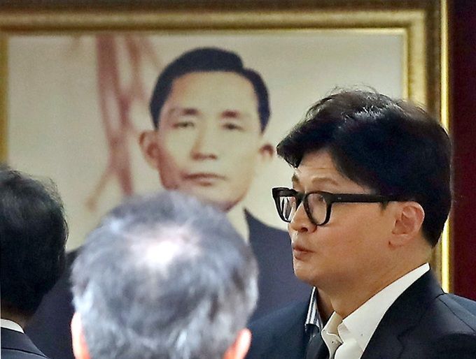 지난 3일 한동훈 국민의힘 대표가 경북 구미 박정희 전 대통령 생가를 찾아 참배를 마친 뒤 추모관 내부를 살펴보고 있다. 구미=뉴스1