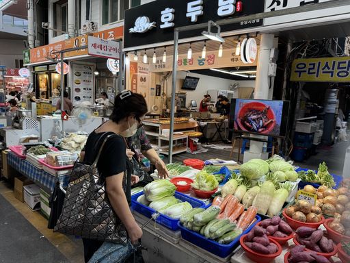 5일 대전의 대표 전통시장인 중앙시장에서 손님이 채소를 고르고 있다. 강은선 기자