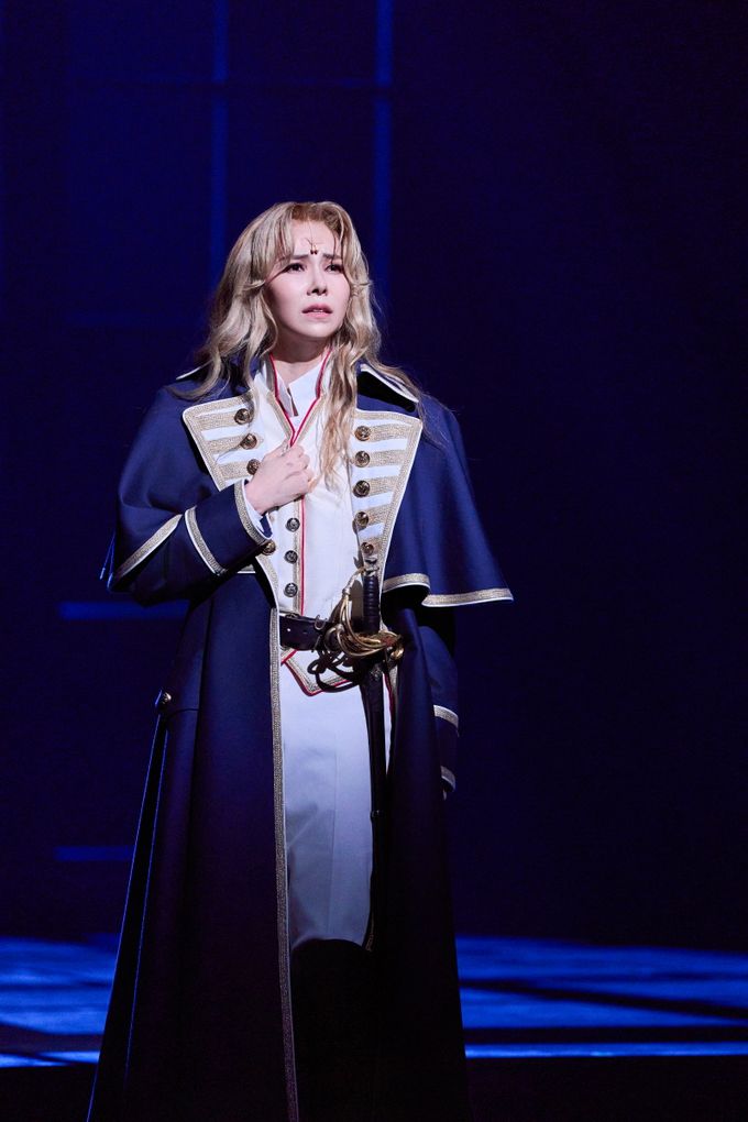 김지우가 뮤지컬 ‘베르사유의 장미’에서 주인공 오스칼 역을 맡아 공연하는 모습. EMK뮤지컬컴퍼니
