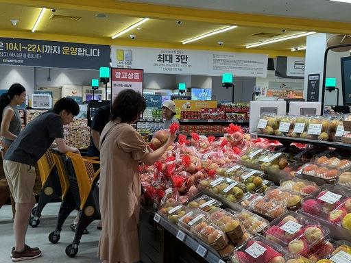 추석을 열흘 앞둔 5일 대전 둔산동의 한 대형마트에서 시민이 과일을 고르고 있다. 강은선 기자