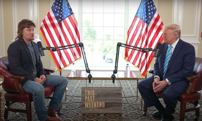 지난 8월 미국 인기 팟캐스터 테오 본의 팟캐스트에 출연한 도널드 트럼프 전 대통령(오른쪽). 유튜브 캡처