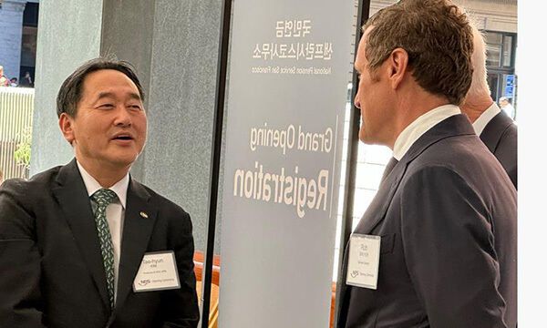 김태현 국민연금 이사장(왼쪽)이 5일(현지시간) 미 샌프란시스코에서 열린 국민연금 샌프란시스코사무소 개소식에서 참석자들과 얘기를 나누고 있다. 연합뉴스
