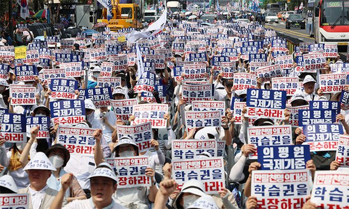 지난 8월 서울 중구 덕수궁 대한문 앞에서 열린 ‘의학교육 정상화 호소 궐기대회’에서 참석자들이 의대 증원을 철회하라는 구호를 외치고 있다. 이날 궐기대회에는 의대생 학부모와 의대생, 전공의 등이 참석했다. 연합뉴스