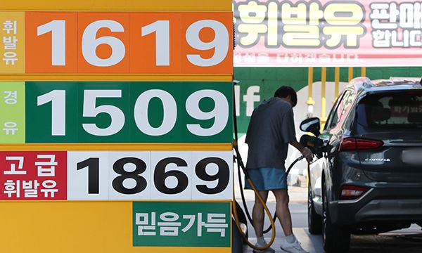 서울시내 한 주유소에서 시민이 차량에 주유를 하고 있다. 뉴스1