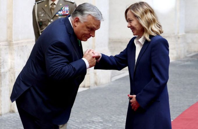 빅토르 오르반 헝가리 총리(왼쪽)와 조르자 멜로니 이탈리아 총리. 사진은 지난 6월 오르반이 로마를 방문했을 때 이탈리아 총리 관저에서 멜로니와 만나 인사를 나누는 모습. 로이터연합뉴스