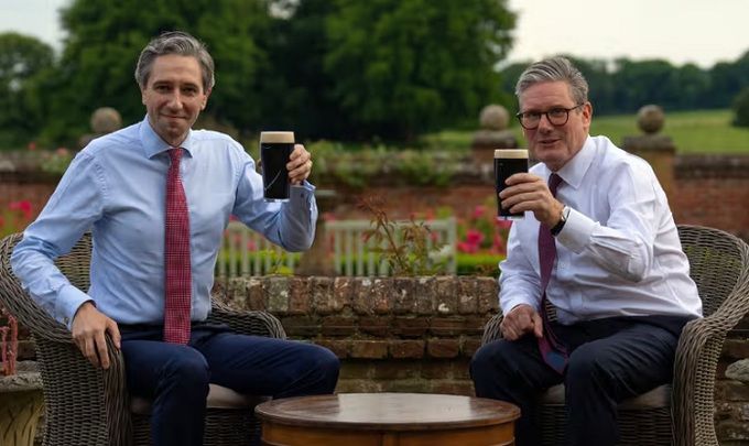 지난 7월 영국을 방문한 사이먼 해리스 아일랜드 총리(왼쪽)가 런던 외곽에 있는 영국 총리 별장 체커스에서 키어 스타머 영국 총리와 만나 건배를 하고 있다. 두 사람이 든 잔에 담긴 음료는 아일랜드를 상징하는 기네스 맥주다. AFP연합뉴스