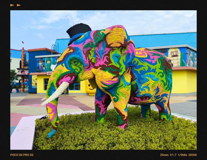 포코 X6 프로로 찍은 강원 춘천 레고랜드 코리아리조트 전경. 포코 X6 프로는 형형색색의 코끼리 레고 조형물, 빠르게 움직이는 롤러코스터 등을 잘 포착할 수 있었다.    춘천=이동수 기자