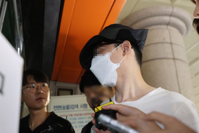 서울 은평구의 한 아파트에서 이웃 주민에게 일본도를 휘둘러 숨지게 한 혐의로 경찰에 긴급 체포된 백모(37)씨가 구속 전 피의자 심문(영장실질심사)을 받기 위해 1일 오전 서울 마포구 서울서부지법으로 들어서고 있다. 연합뉴스