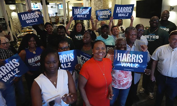 미국 민주당의 대선 후보인 카멀라 해리스 부통령을 지지하는 아이티 출신 미국인들의 단체 사진 모습. AP연합뉴스