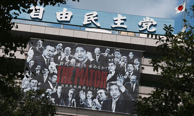 지난 12일 일본 도쿄 자민당 당사 건물에 역대 당 총재들의 사진 현수막이 걸려 있다. AP뉴시스