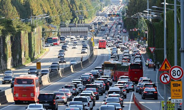 추석 연휴 첫날인 14일 오후 서울 서초구 경부고속도로 잠원IC 하행선이 귀성길 차량으로 북적이고 있다. 연합뉴스