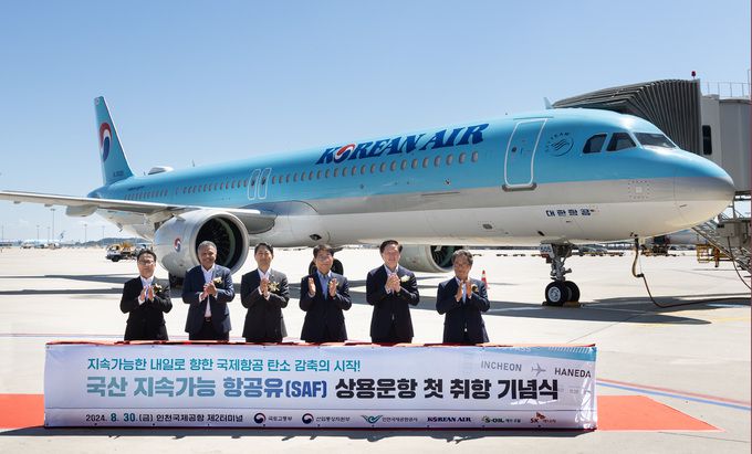 대한항공이 8월 30일 인천국제공항 제2터미널에서 국산 지속가능항공유(SAF)를 사용한 상용 운항 취항을 기념해 행사를 열고 있다. 왼쪽부터 오종훈 SK에너지 사장, 안와르 에이 알-히즈아지 에쓰오일 대표이사, 안덕근 산업통상자원부 장관, 박상우 국토교통부 장관, 우기홍 대한항공 대표이사 사장, 이학재 인천국제공항공사 사장. 대한항공 제공