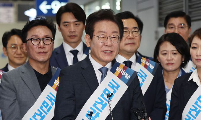 더불어민주당 이재명 대표가 13일 서울 용산역에서 추석 귀성 인사를 마친 뒤 취재진 질문에 답하고 있다. 연합뉴스