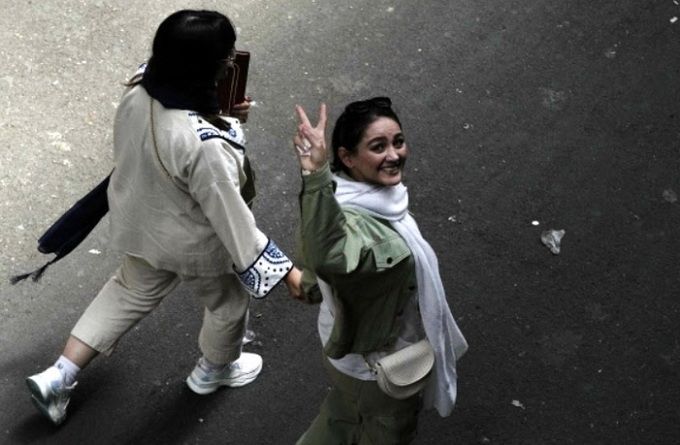 13일(현지시간) 이란 수도 테헤란 거리에서 히잡을 쓰지 않은 여성이 촬영 기자의 카메라를 향해 손가락으로 승리를 뜻하는 ‘브이’(V) 형상을 만들어 보이고 있다. 16일은 히잡을 쓰지 않았다는 이유로 경찰 조사를 받던 중 의문사한 마흐사 아미니 사건 2주년이 되는 날이다. 아미니의 사망 후 이란 전역에서 진상 규명과 히잡 의무화 철폐 등을 요구하는 대규모 반정부 시위가 벌어졌다. AP통신