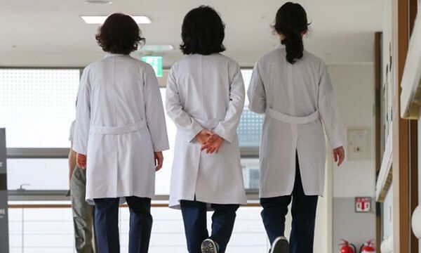 서울 시내 한 대형병원에서 의료진이 발걸음을 옮기고 있다. 뉴스1